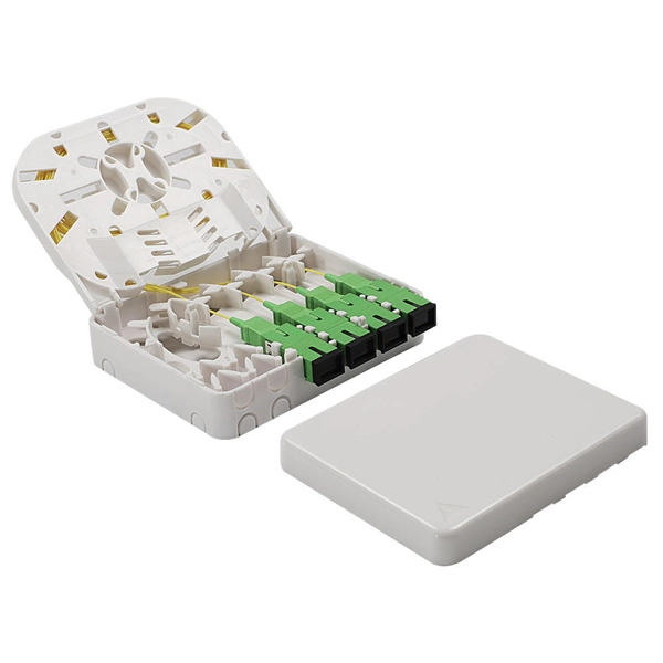 Can strong and weak current cables be stored inside the cable tray 
